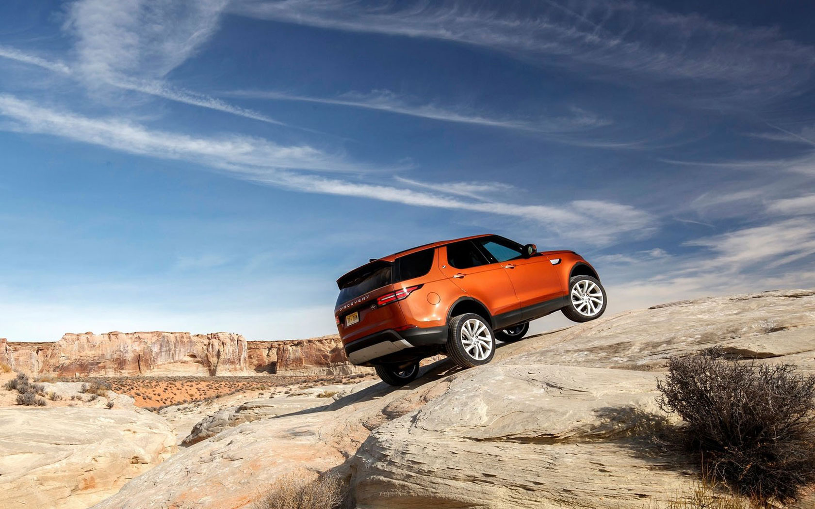 Дискавери 16. Land Rover Discovery 5. Land Rover Discovery 2016. Land Rover Discovery 70 цвета Namib Orange.. Дискавери на дороге.