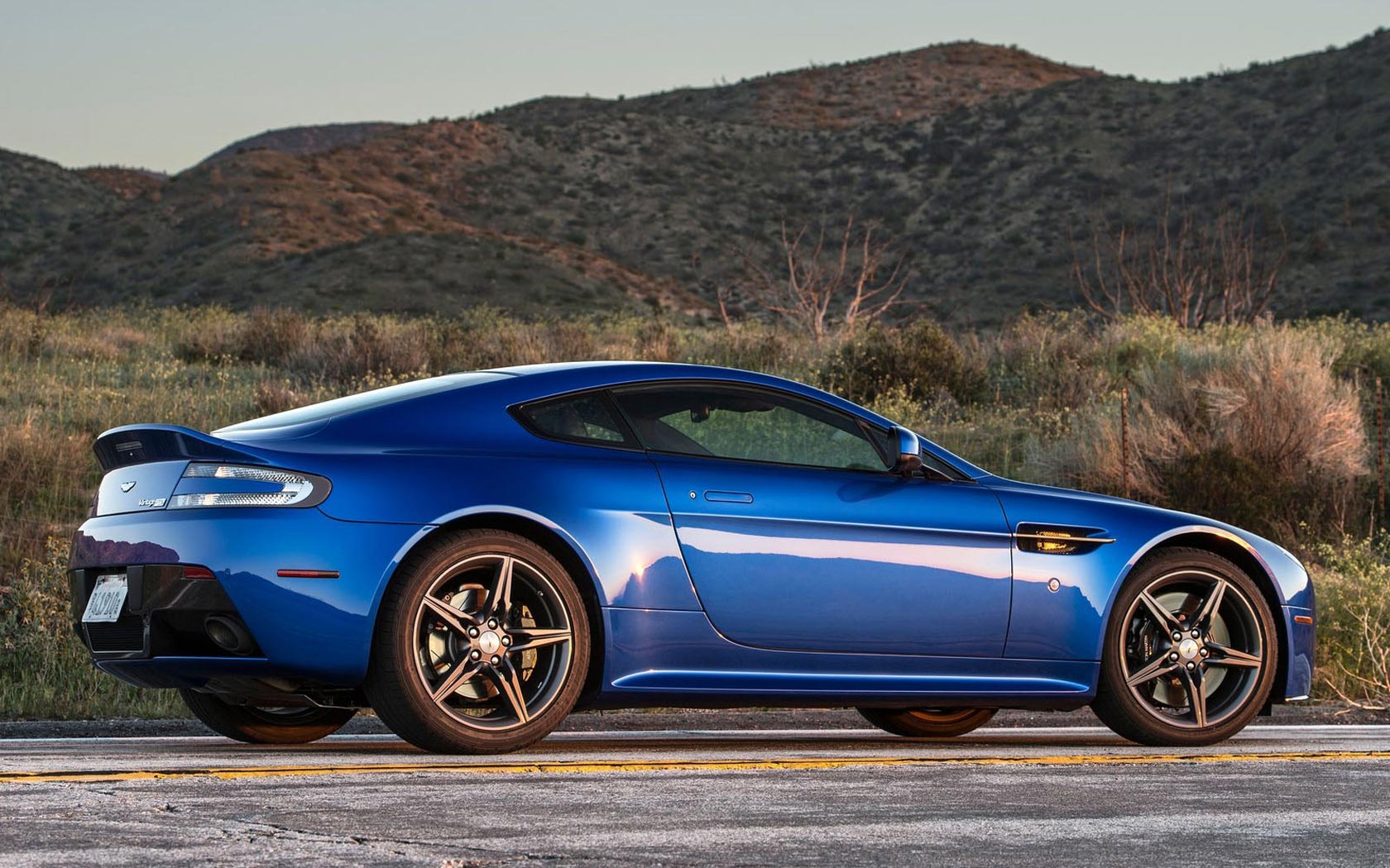  Aston Martin Vantage GTS 