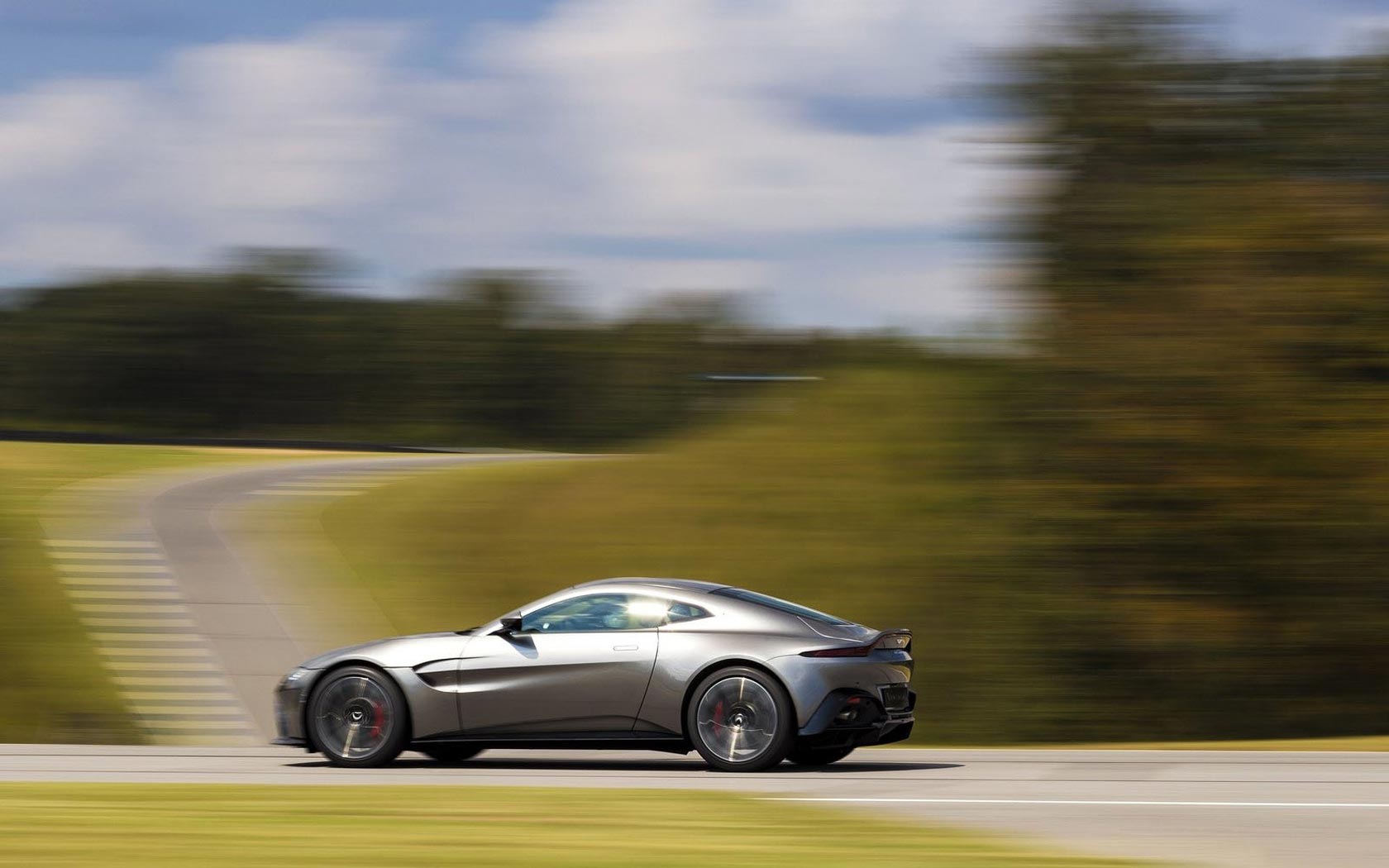  Aston Martin V8 Vantage 