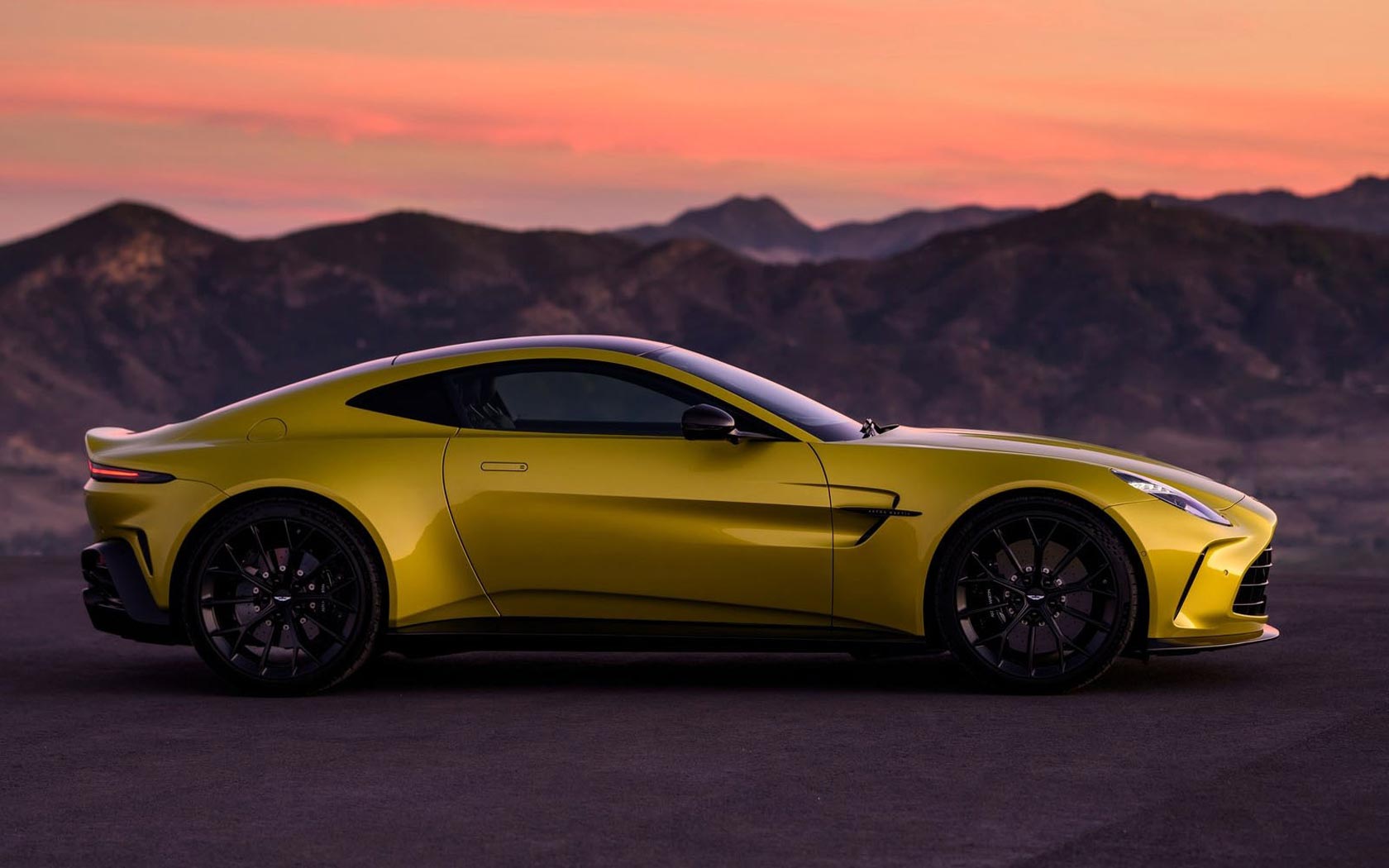  Aston Martin Vantage 