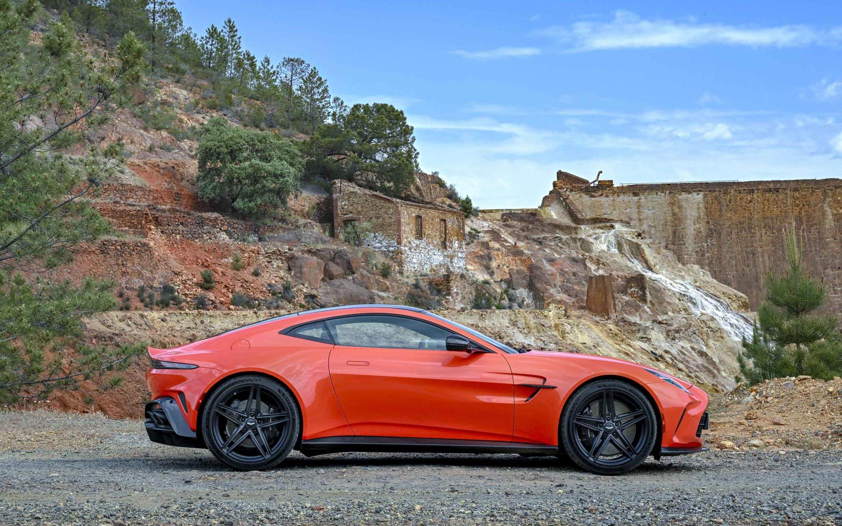  Aston Martin Vantage 