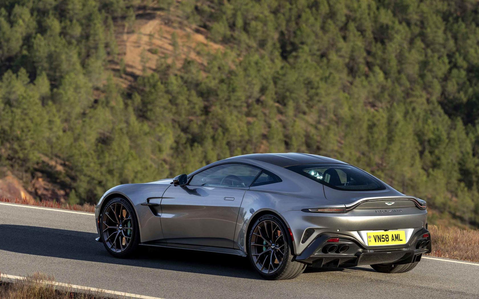  Aston Martin Vantage 