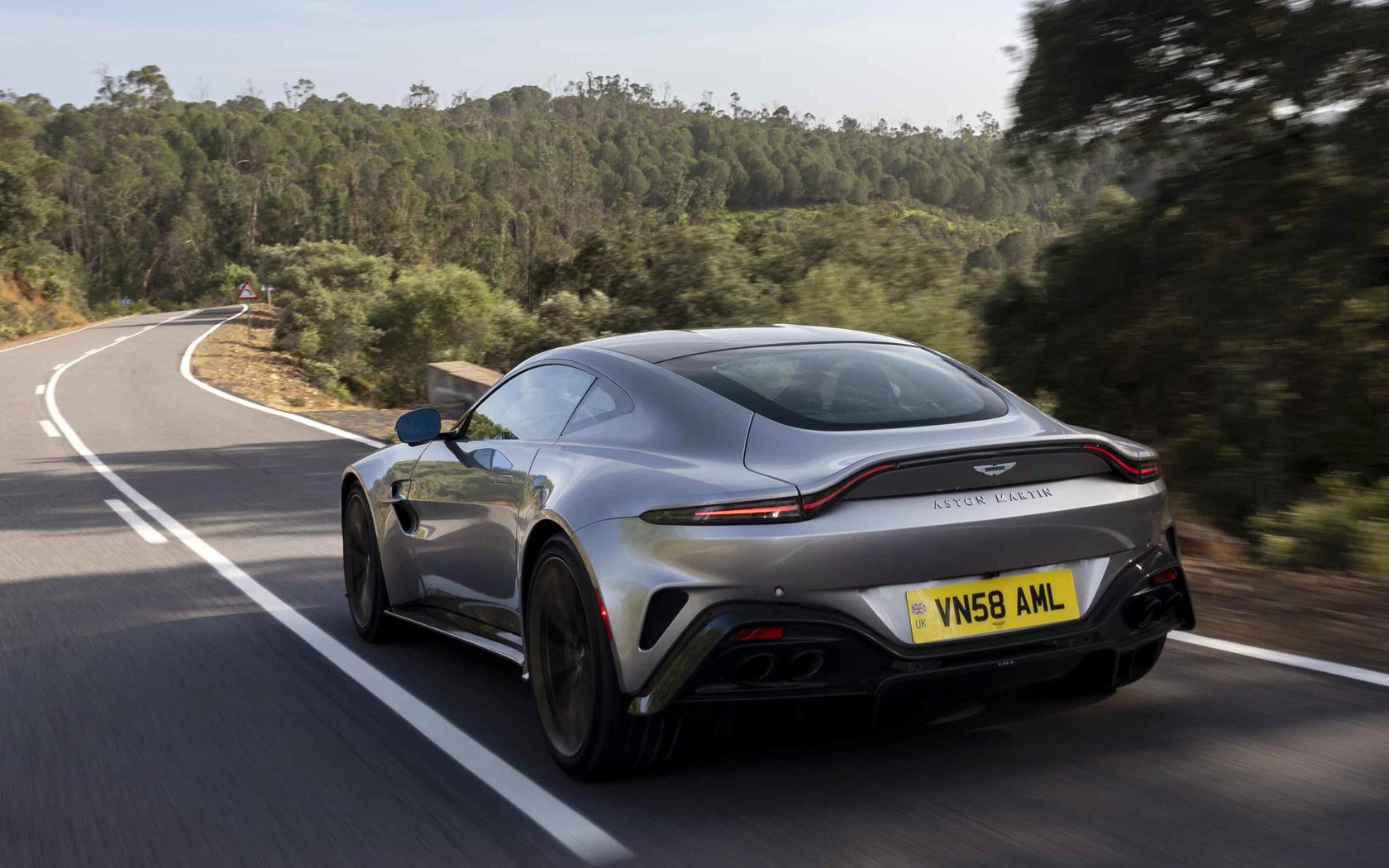  Aston Martin Vantage 