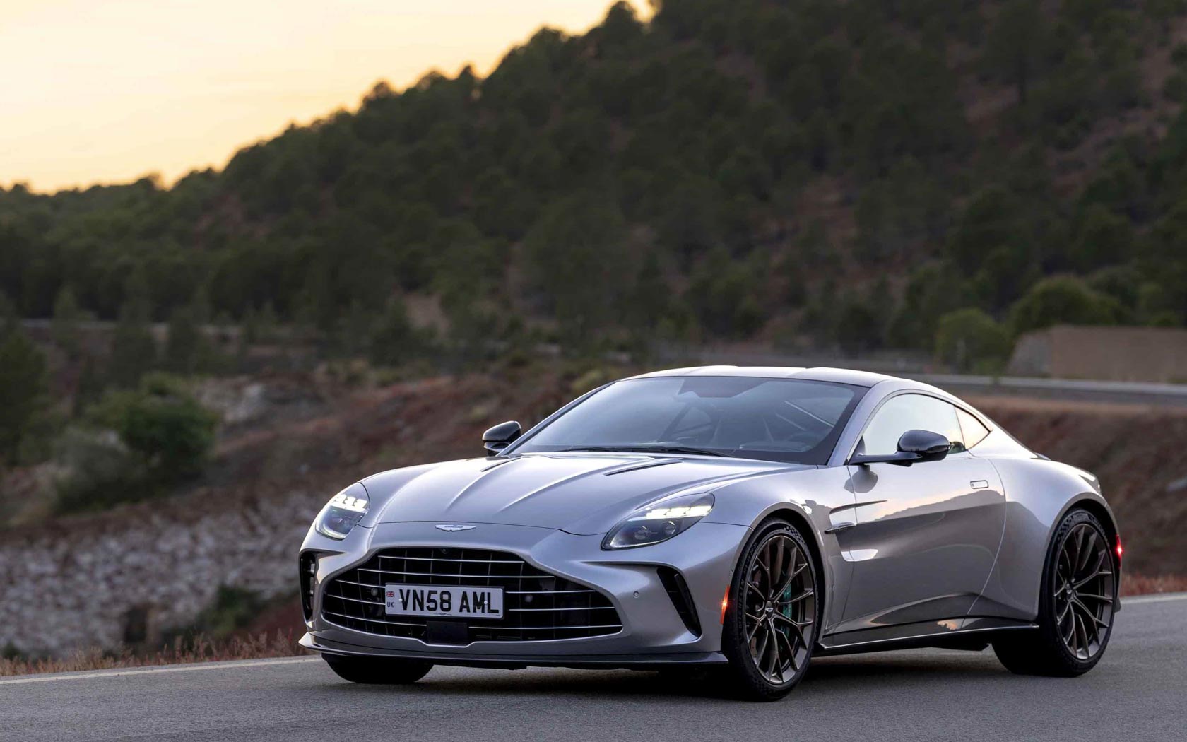  Aston Martin Vantage 