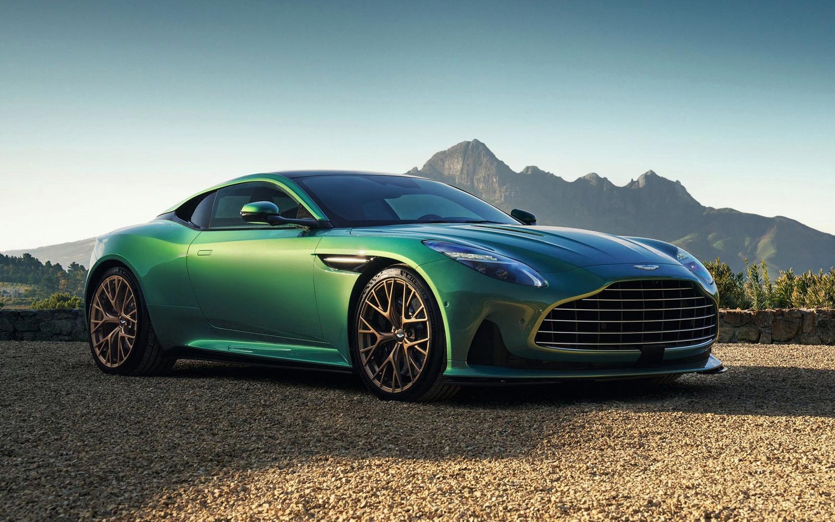  Aston Martin DB12 