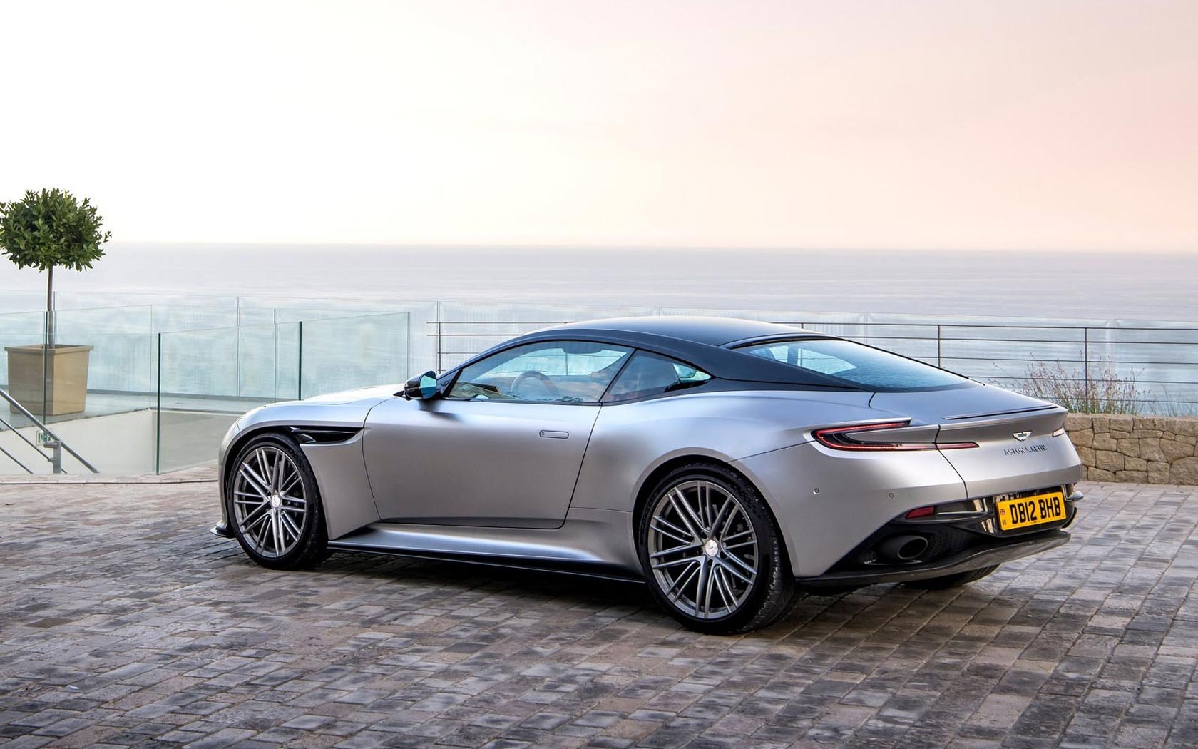  Aston Martin DB12 