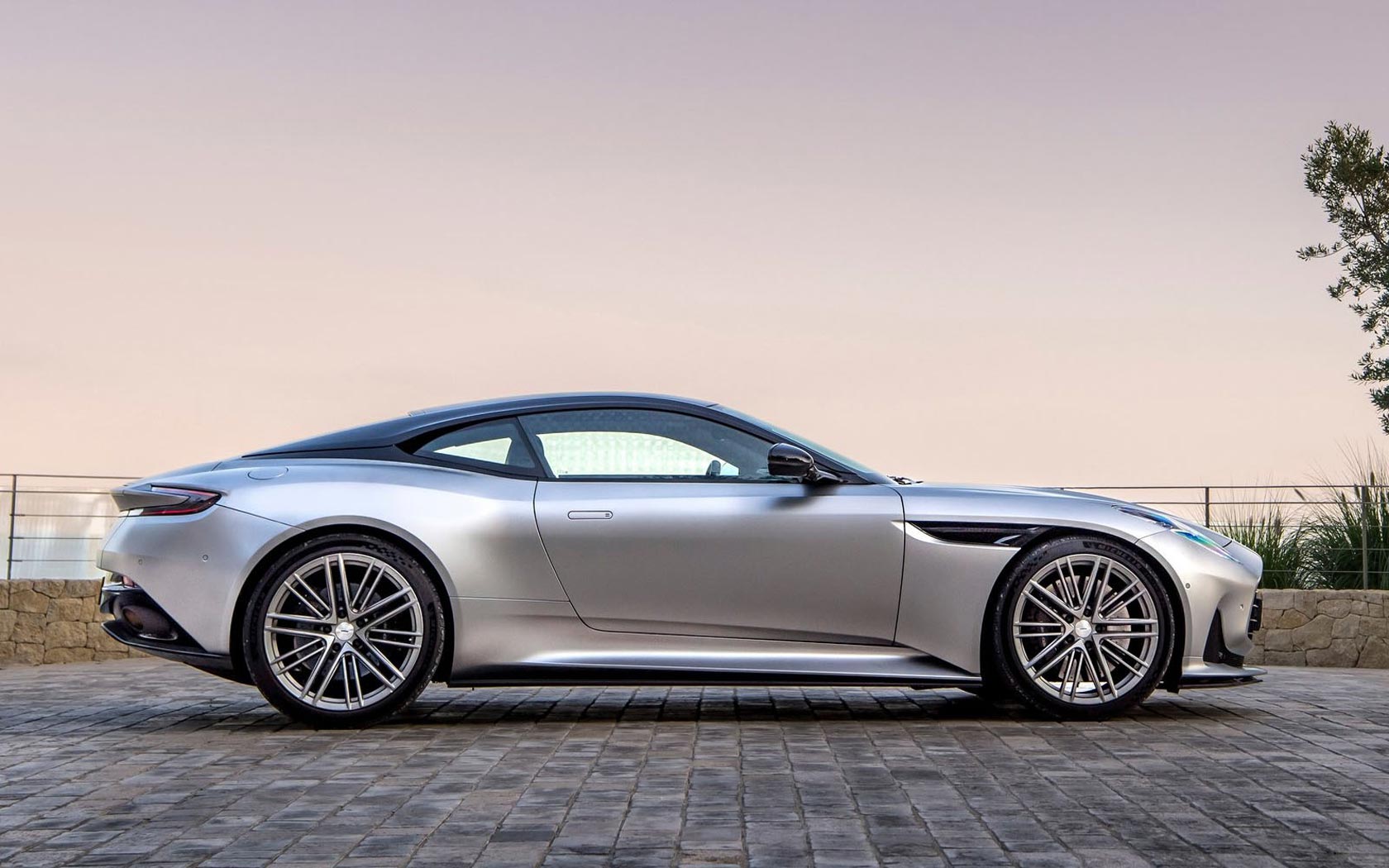  Aston Martin DB12 