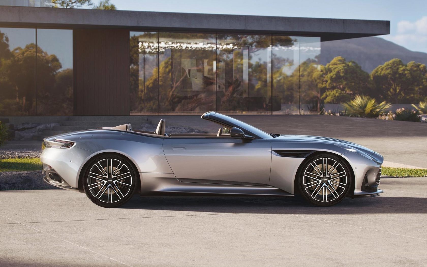  Aston Martin DB12 Volante 