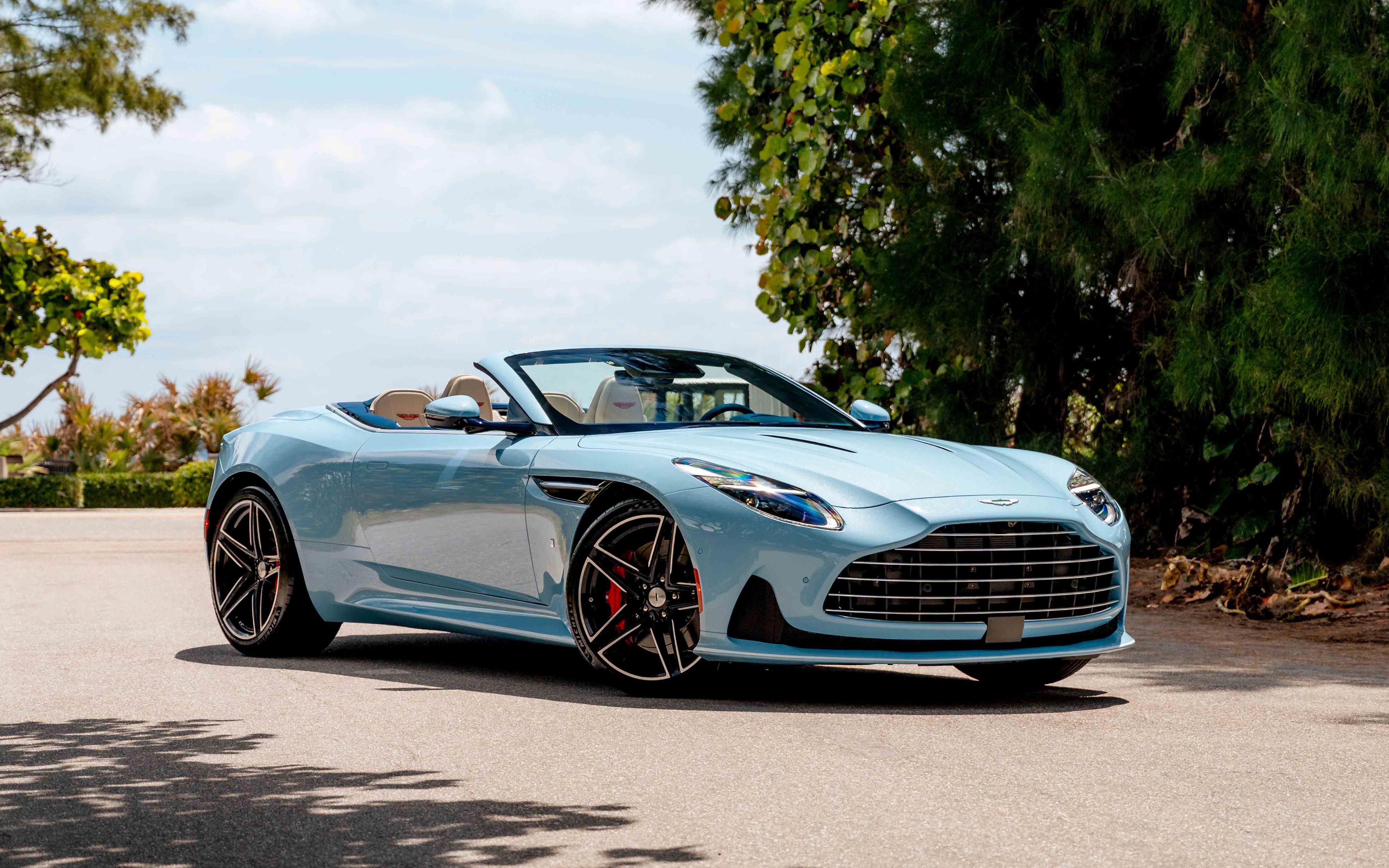  Aston Martin DB12 Volante 