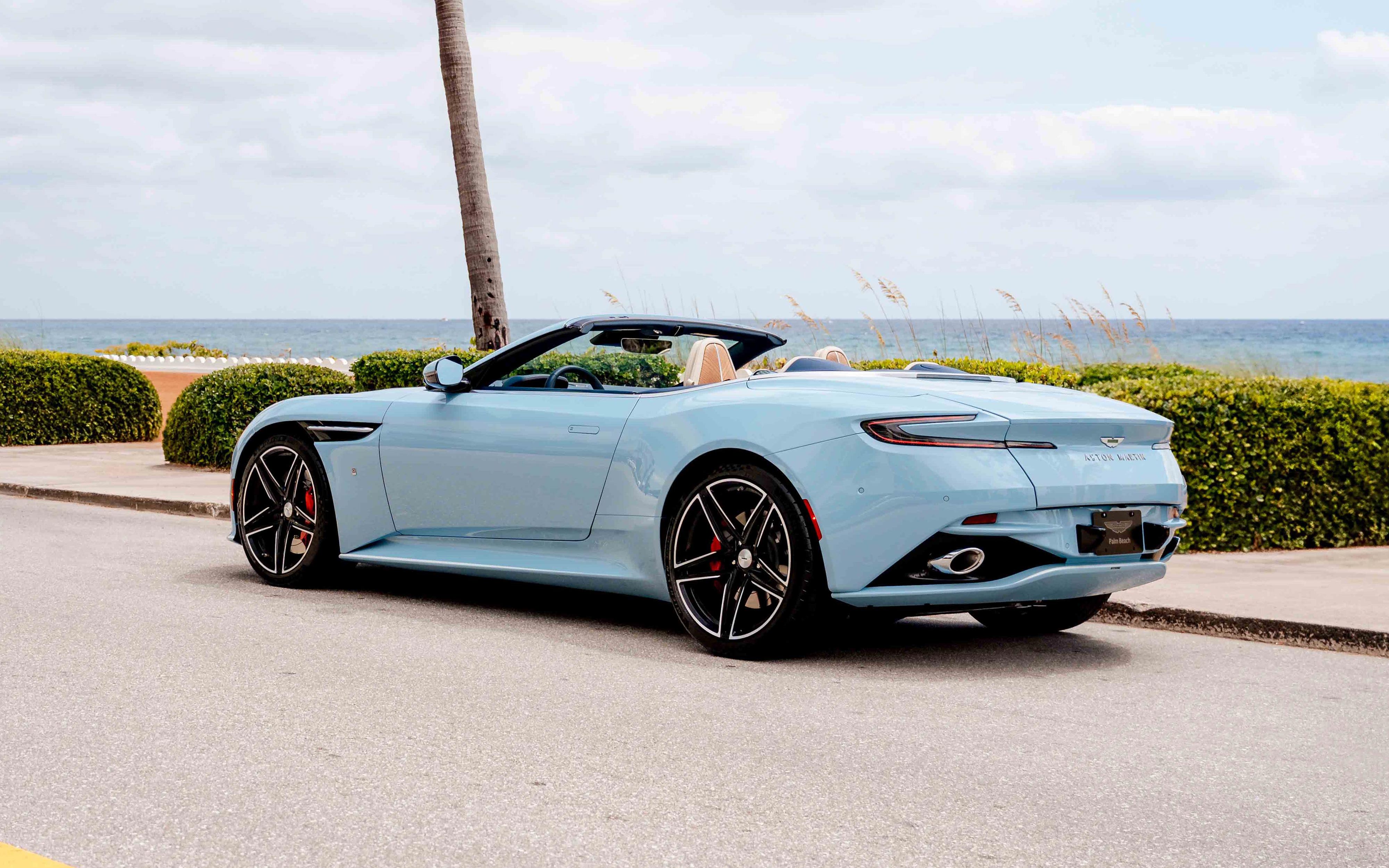  Aston Martin DB12 Volante 