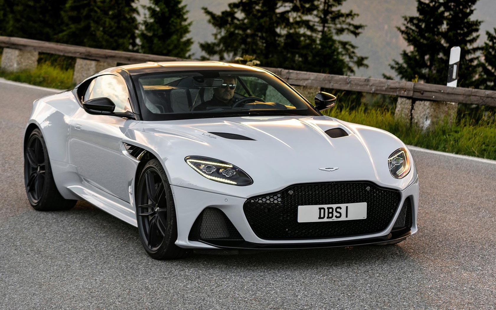 Фото Aston Martin DBS Superleggera.