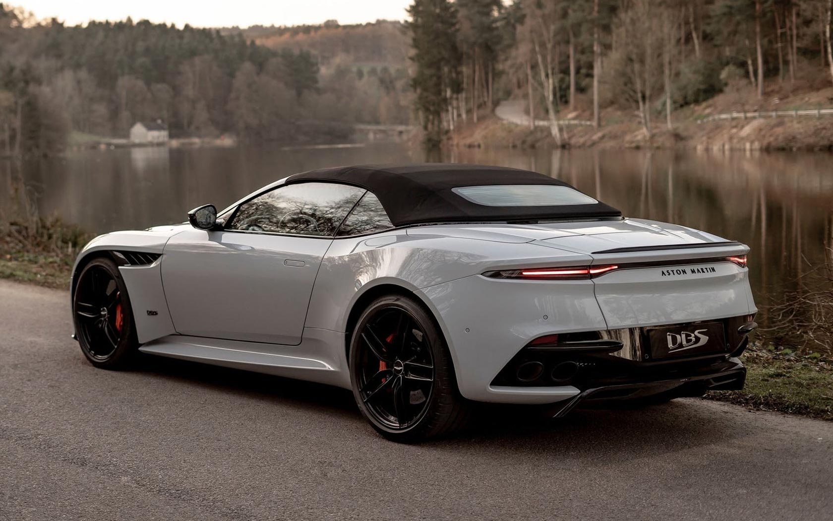  Aston Martin DBS Superleggera Volante 