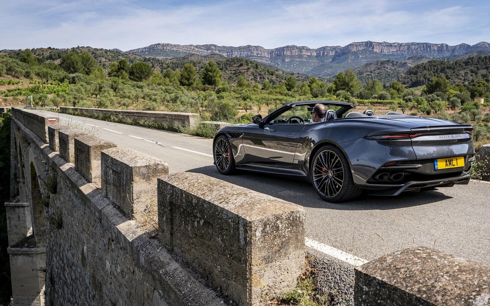  Aston Martin DBS Superleggera Volante 