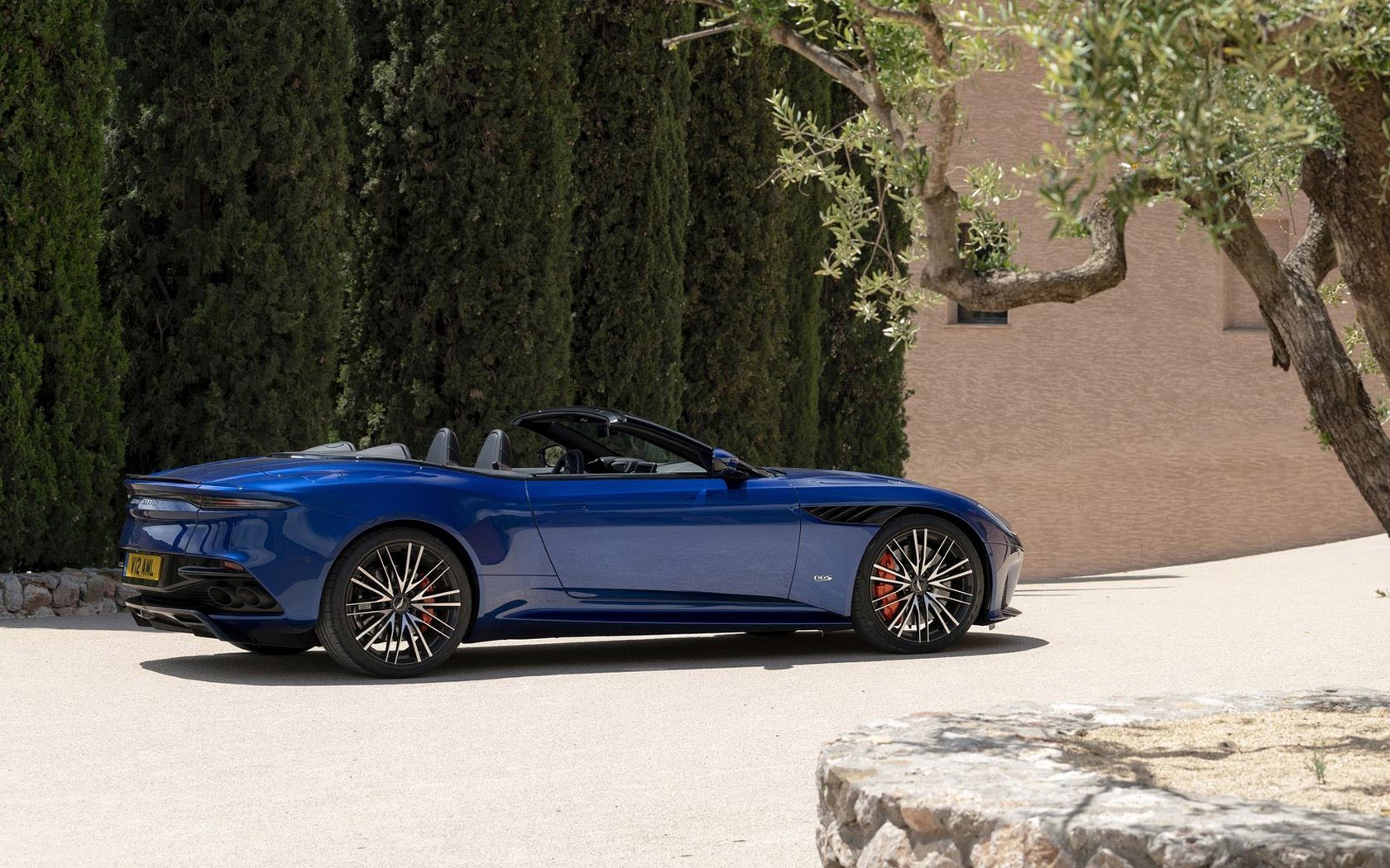  Aston Martin DBS Superleggera Volante 