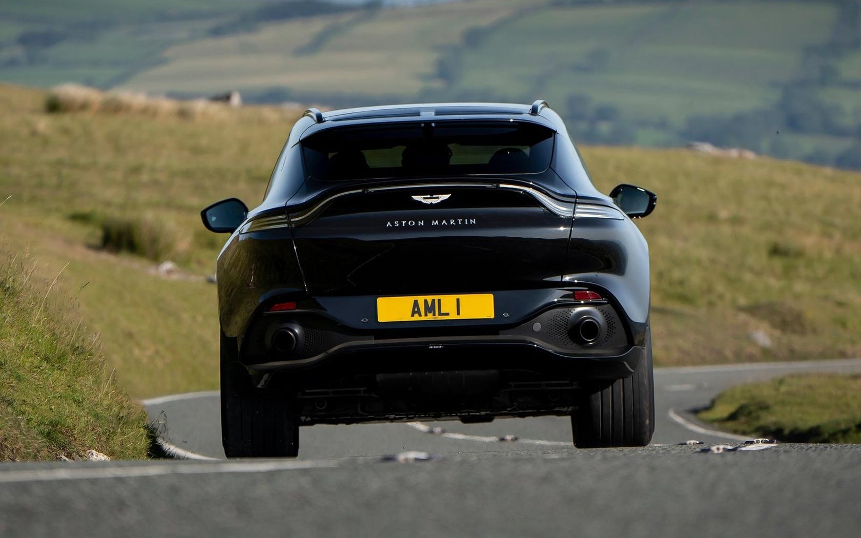  Aston Martin DBX 