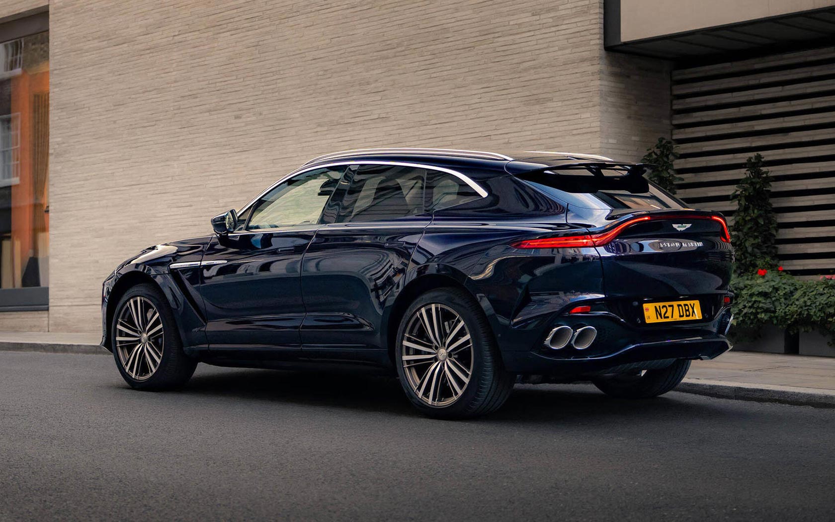 ���� Aston Martin DBX GT 