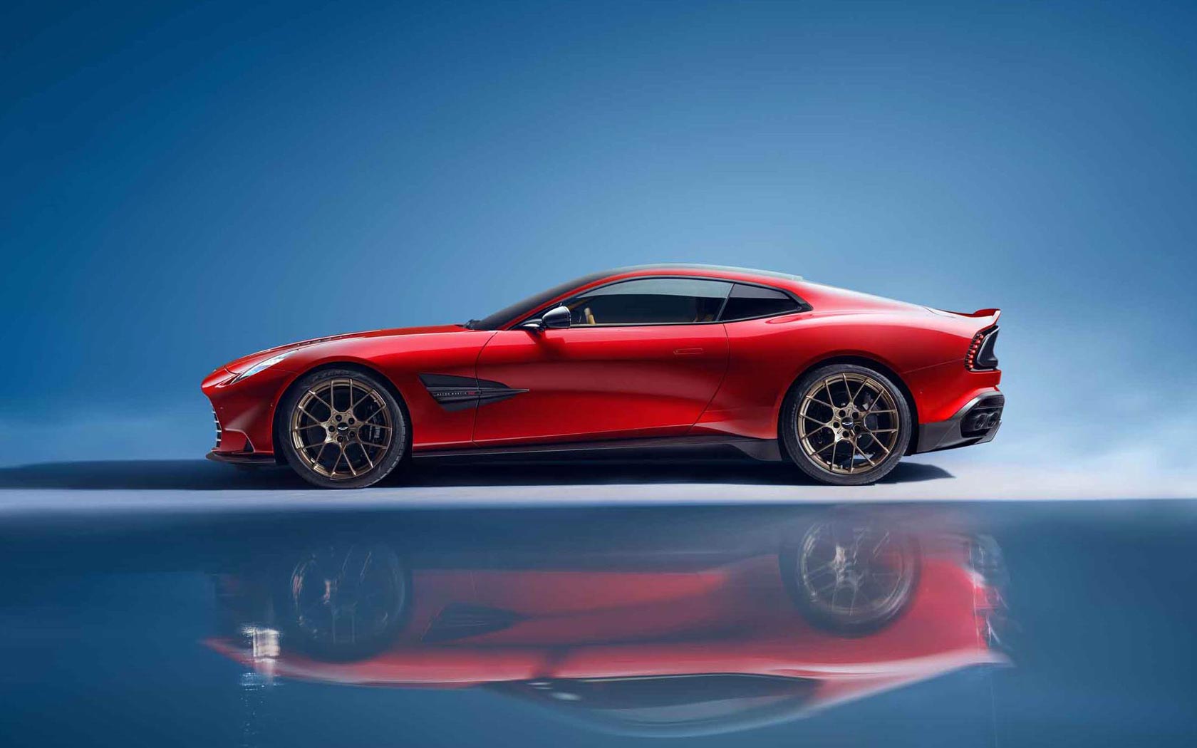  Aston Martin Vanquish 