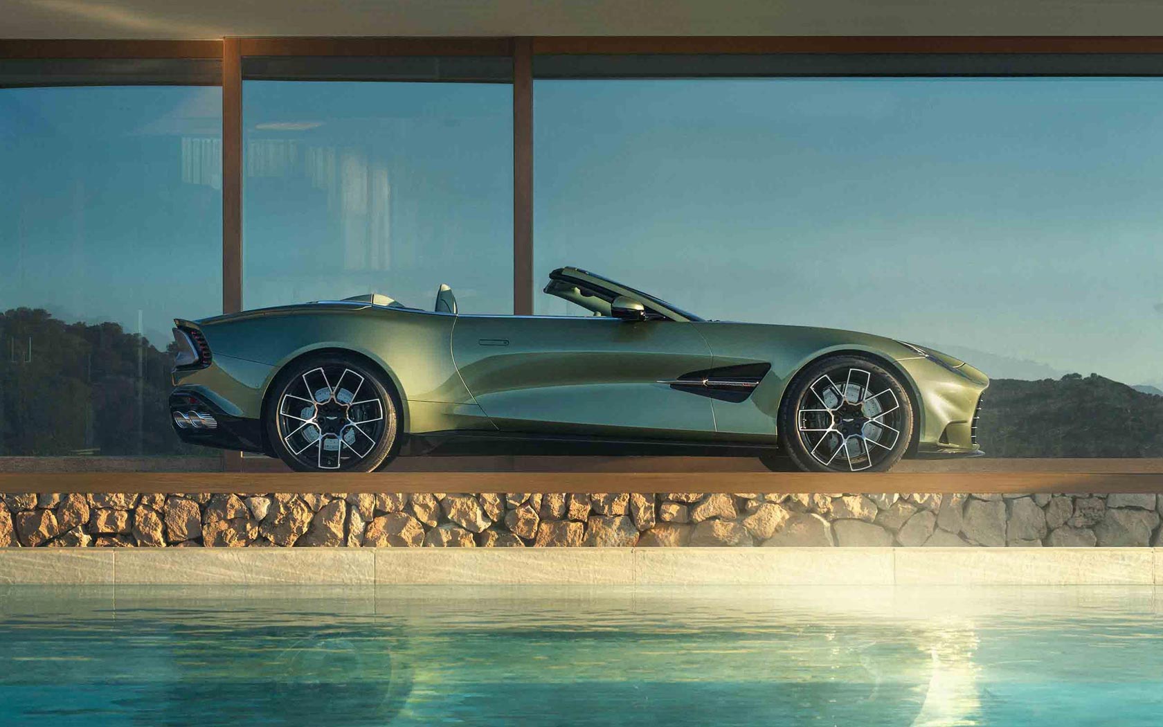 Aston Martin Vanquish Volante 