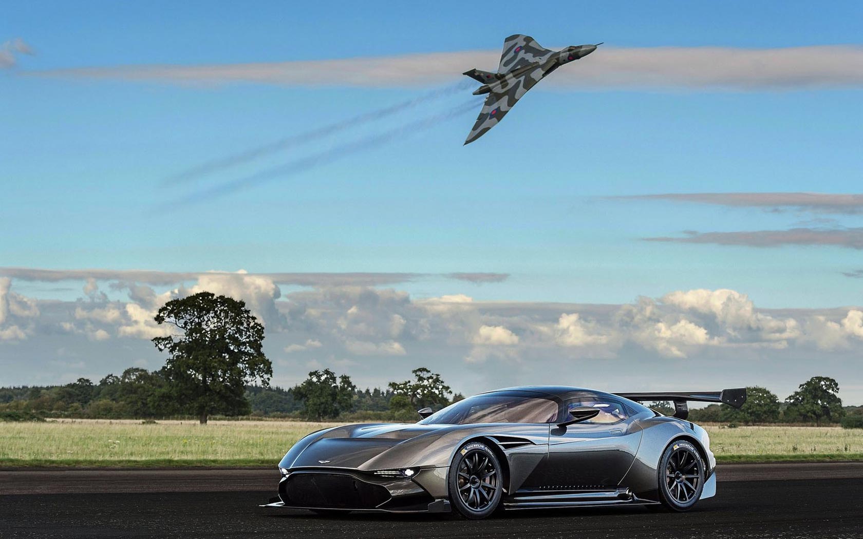  Aston Martin Vulcan 