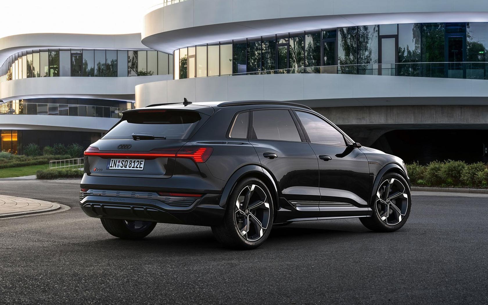  Audi SQ8 e-tron 