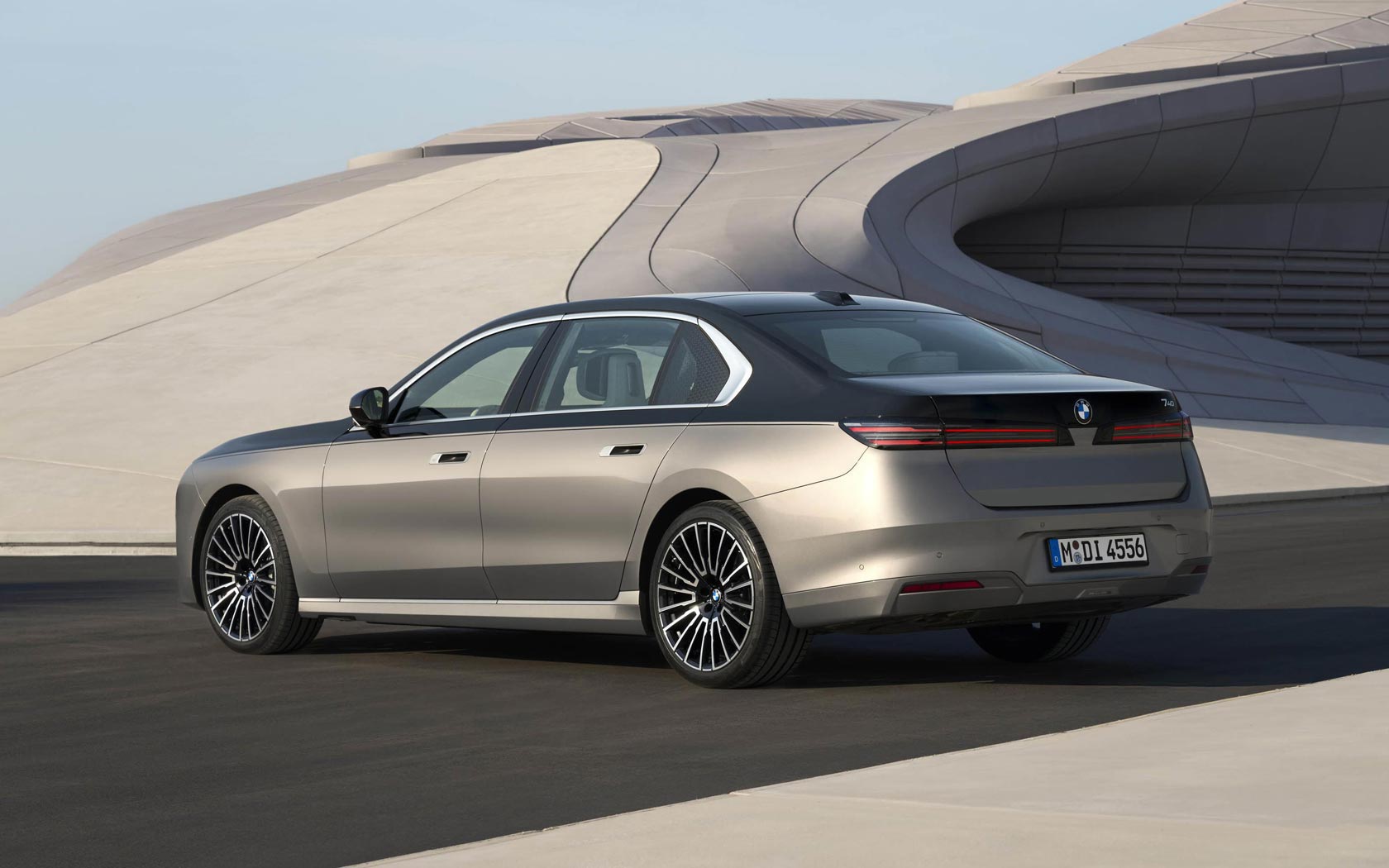 ���� BMW 7-series 