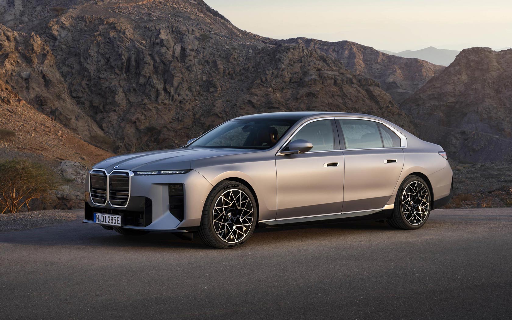���� BMW i7 