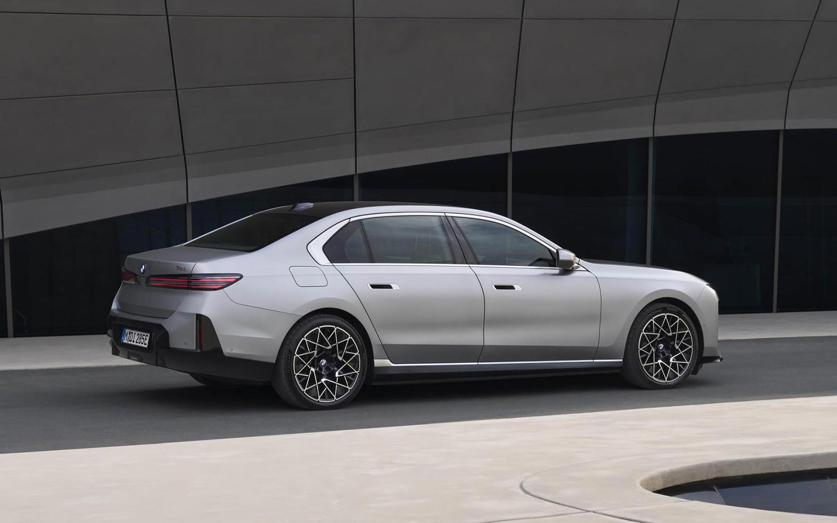 ���� BMW i7 
