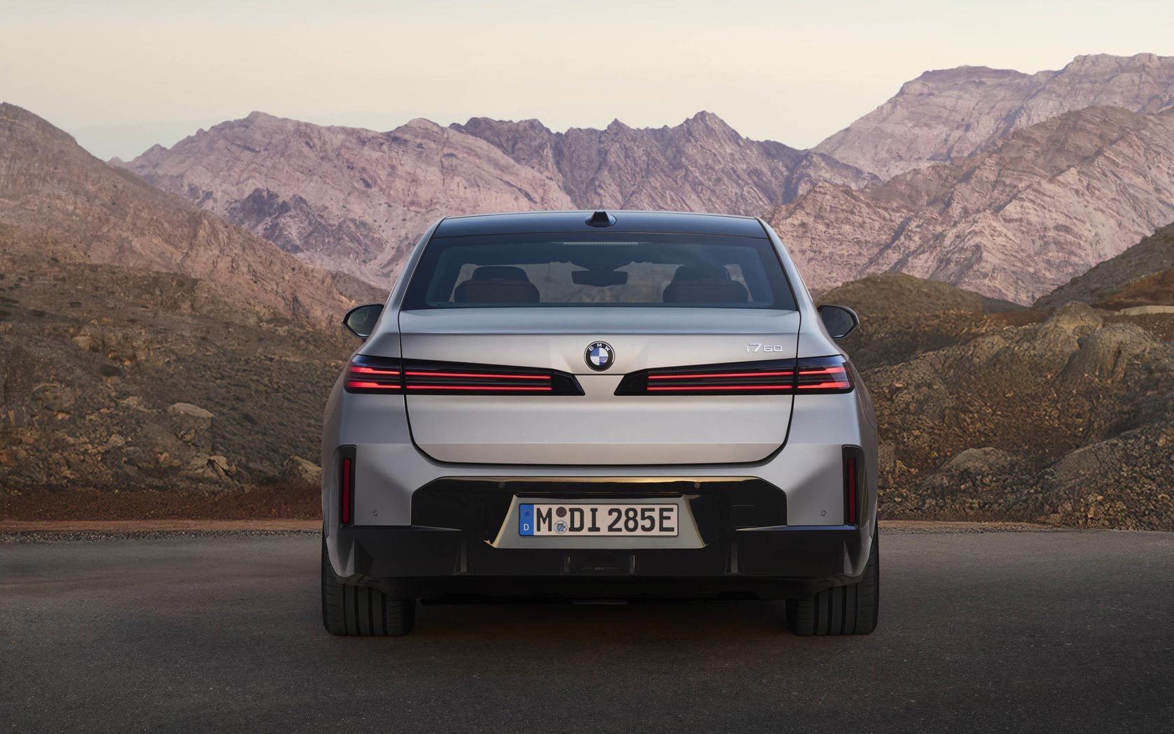 ���� BMW i7 
