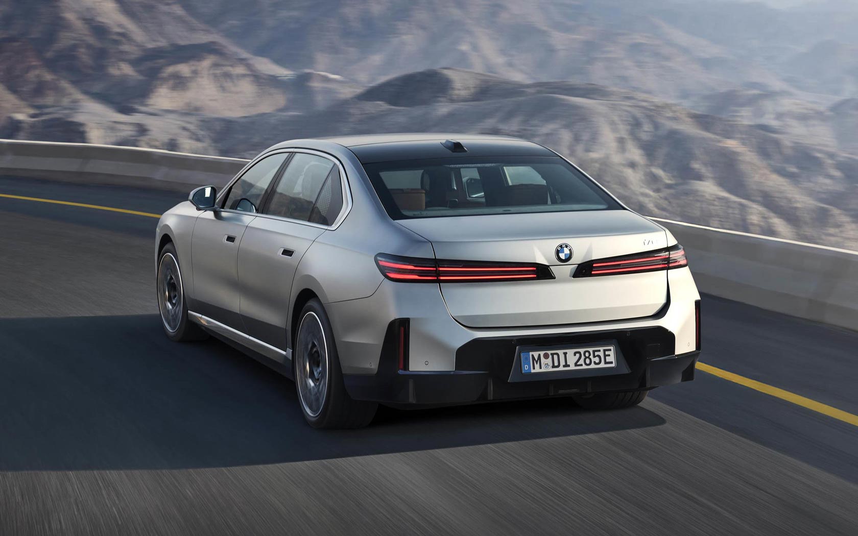 ���� BMW i7 