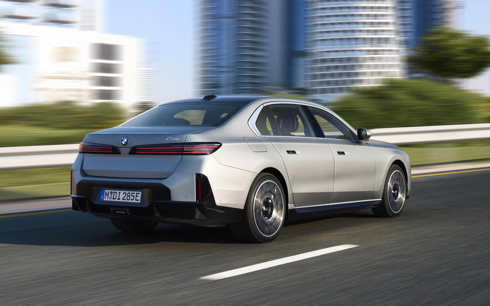 ���� BMW i7 