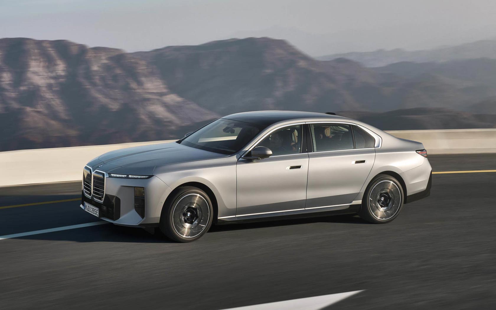 ���� BMW i7 