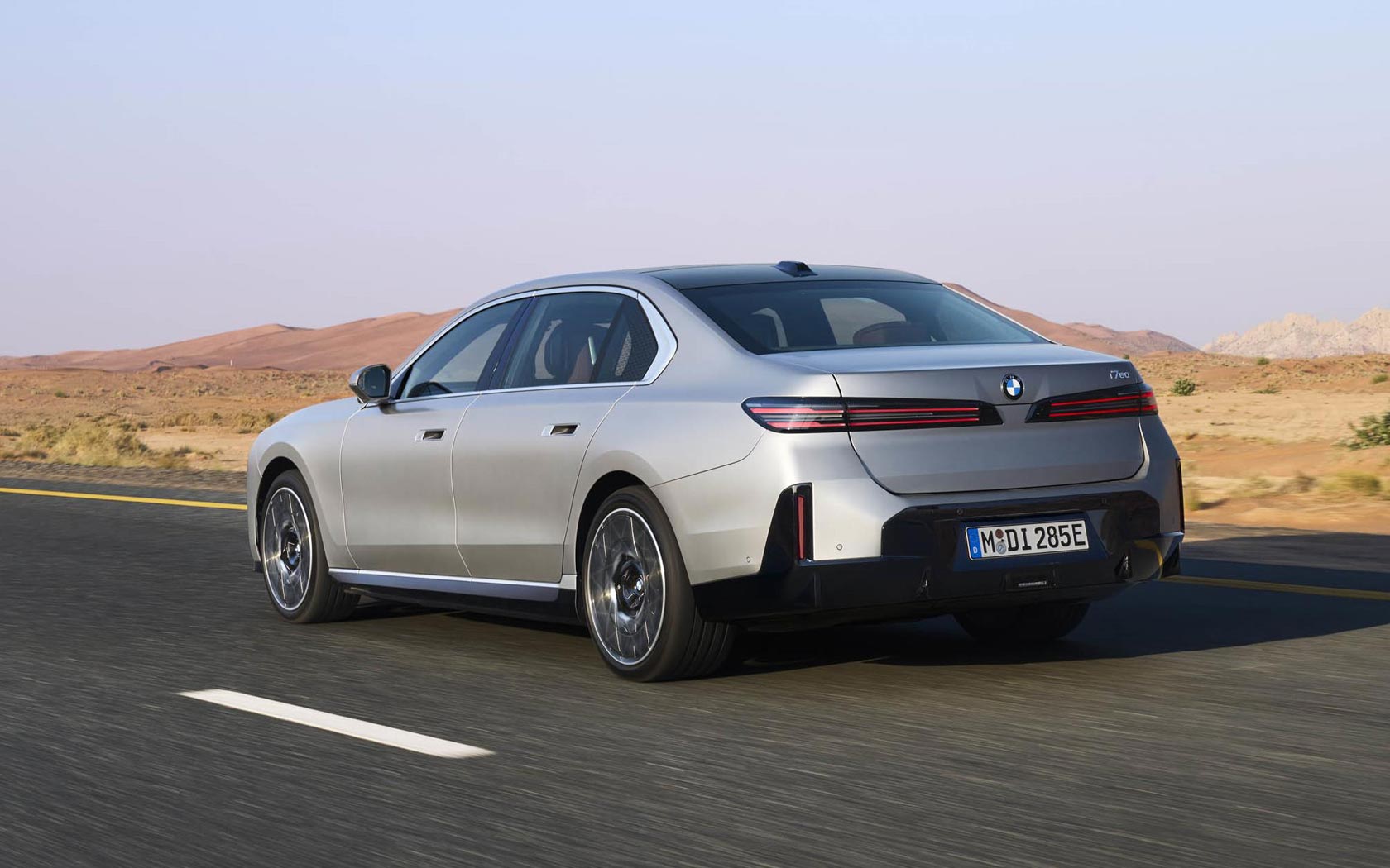 ���� BMW i7 