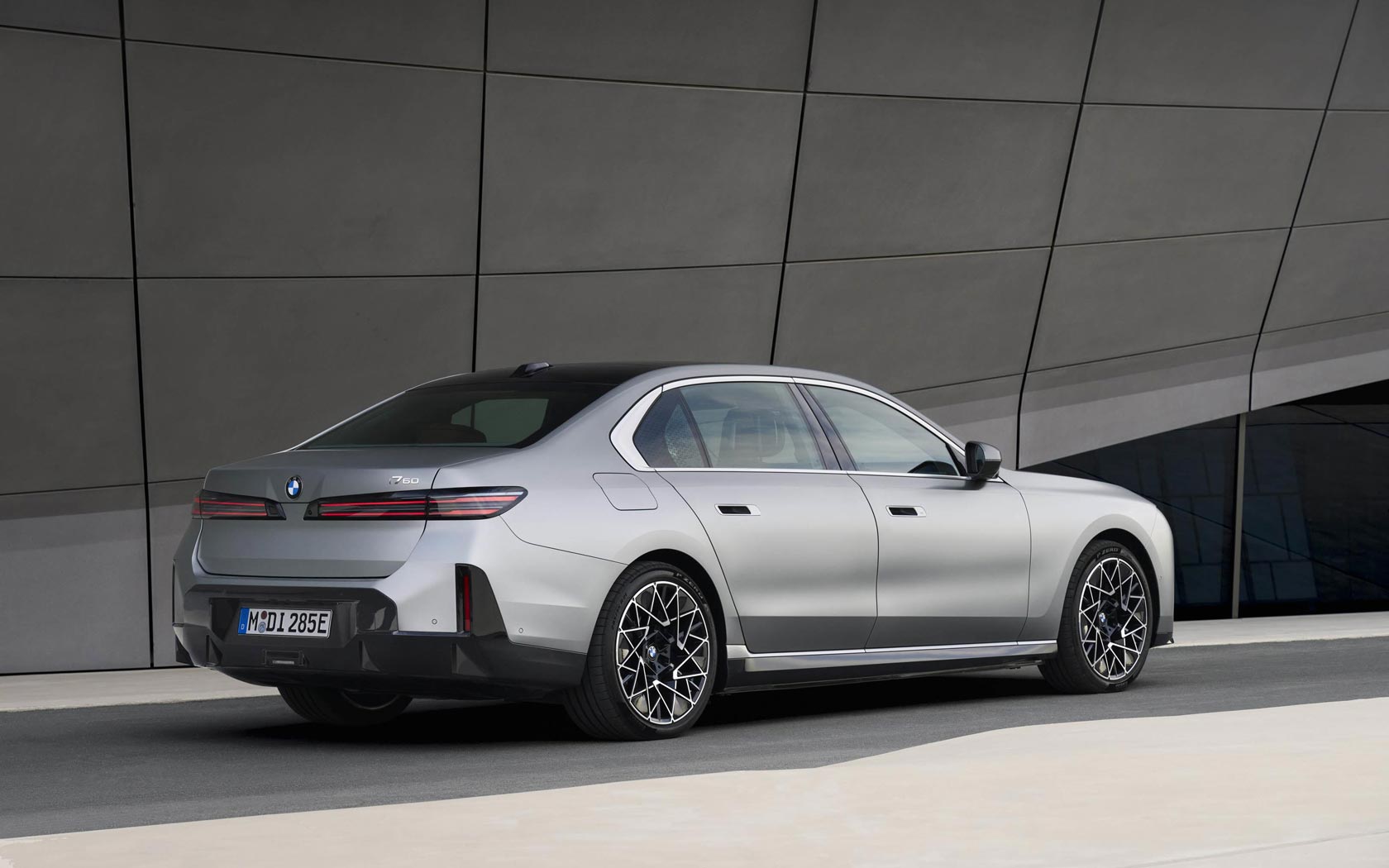 ���� BMW i7 