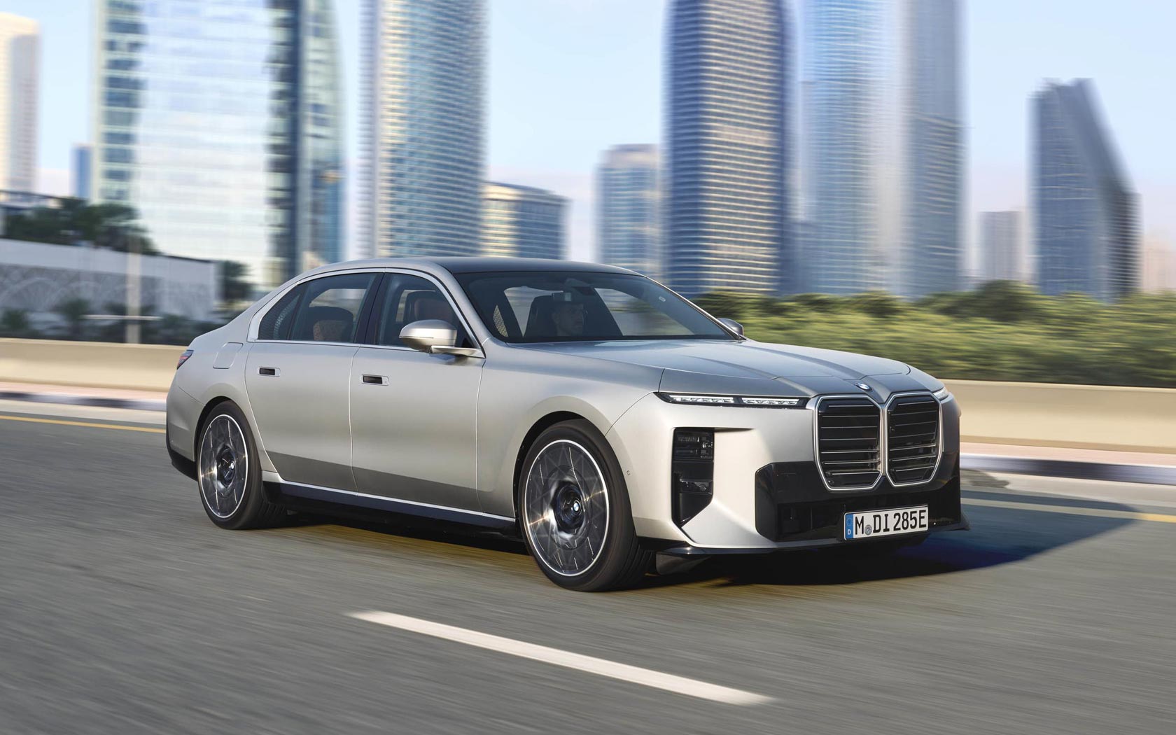 ���� BMW i7 