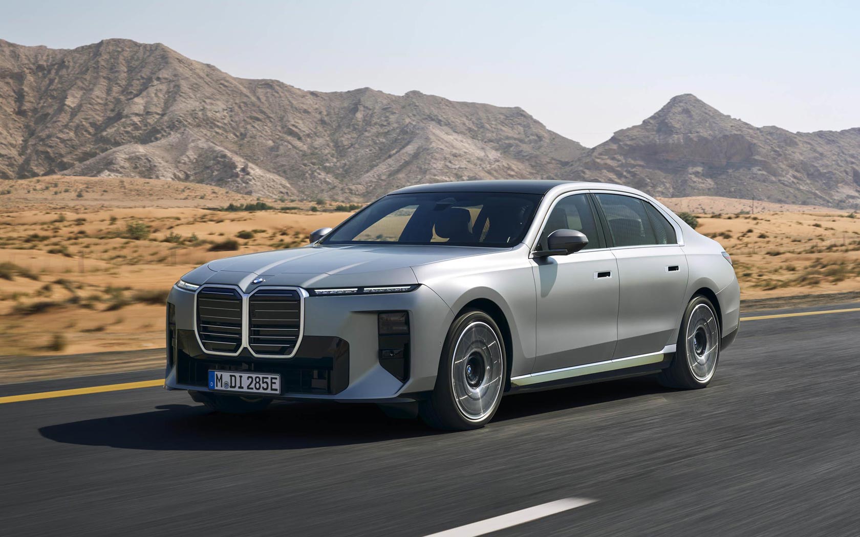���� BMW i7 