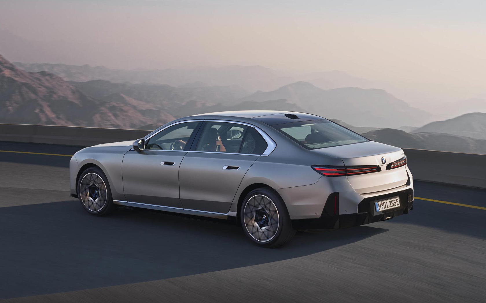 ���� BMW i7 