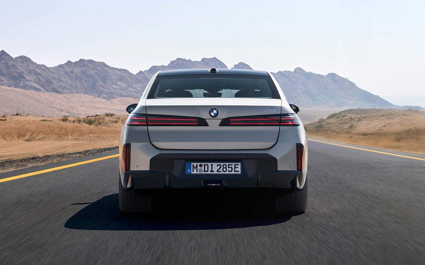 ���� BMW i7 