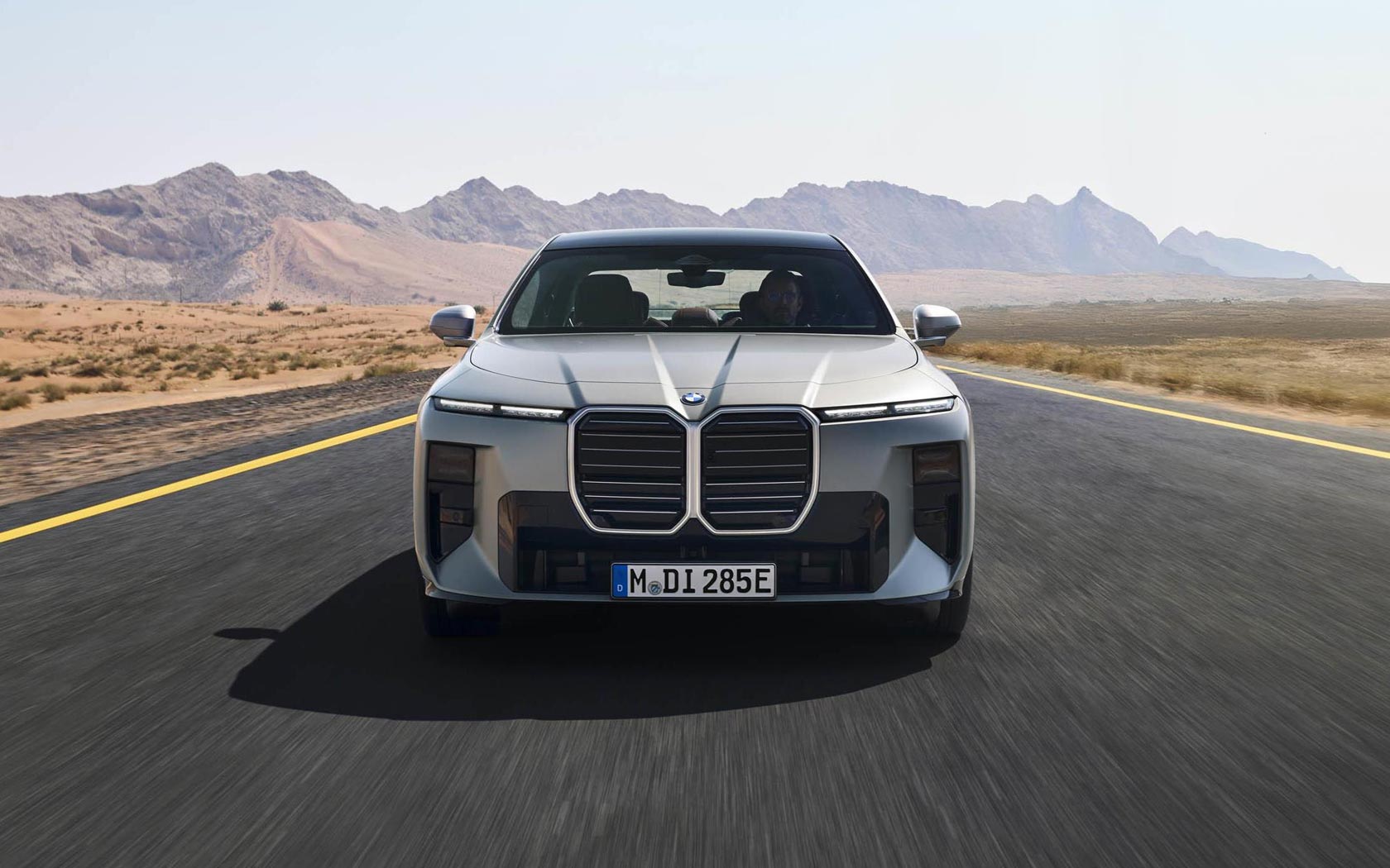 ���� BMW i7 