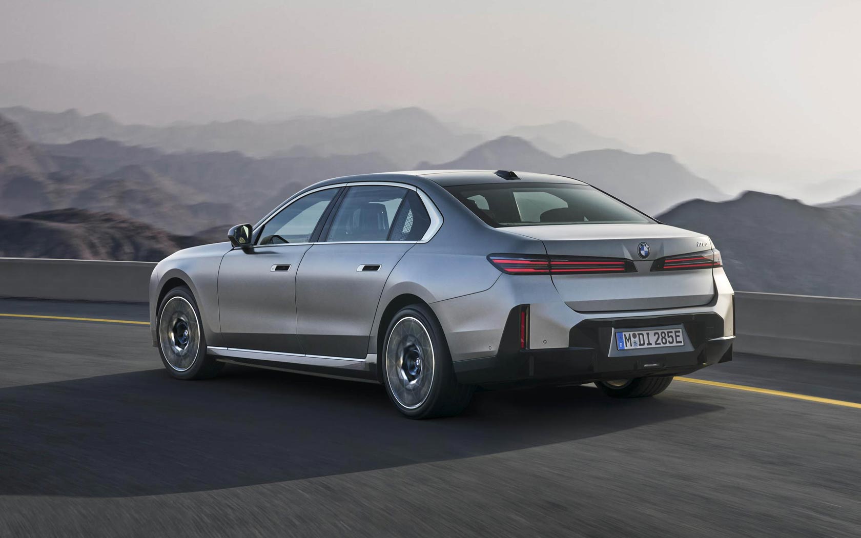 ���� BMW i7 