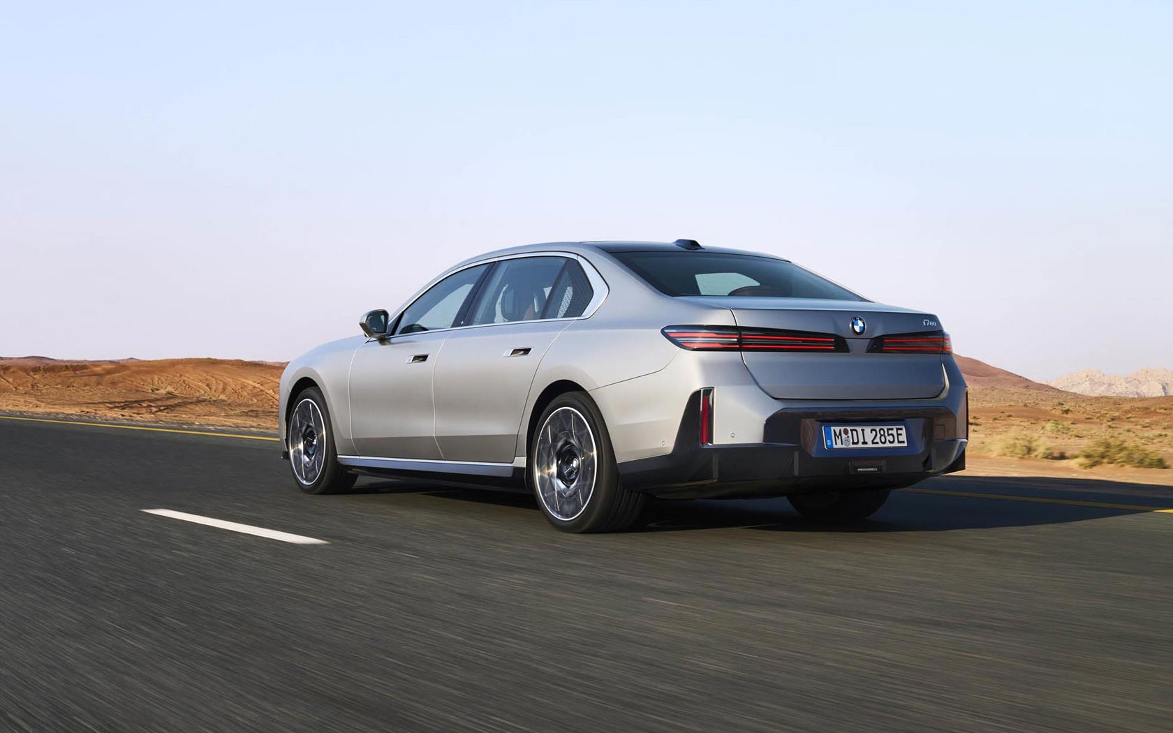 ���� BMW i7 