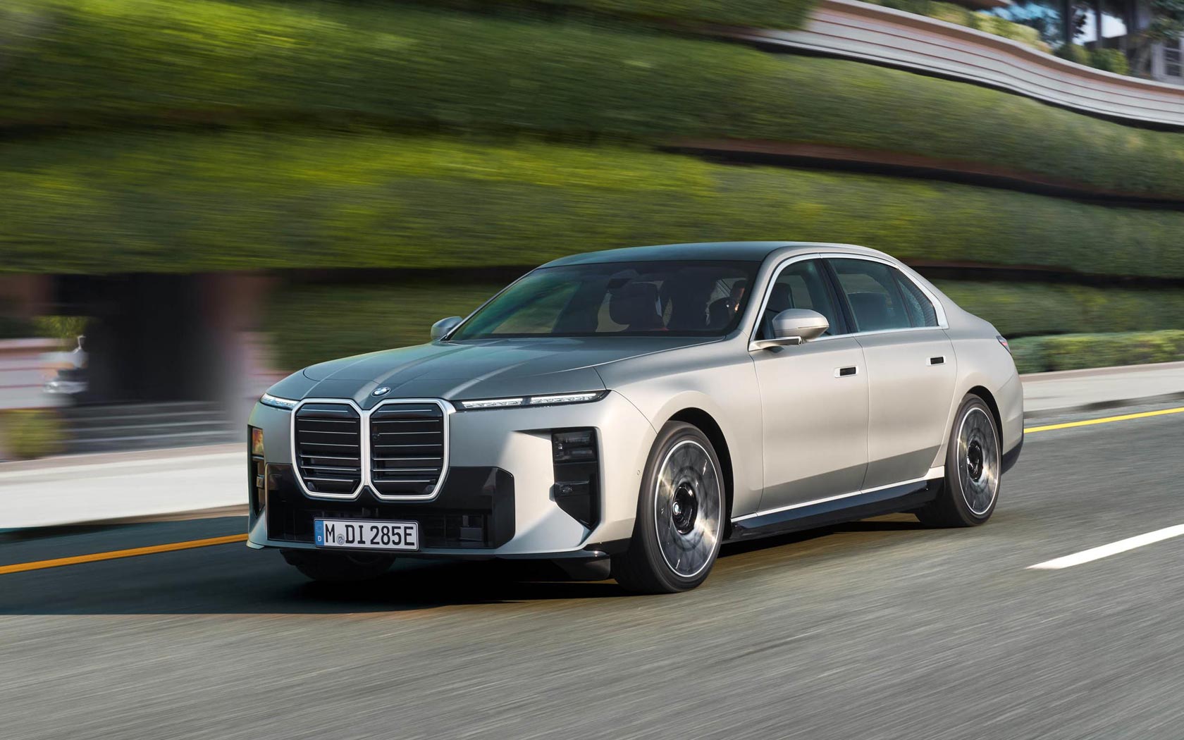 ���� BMW i7 
