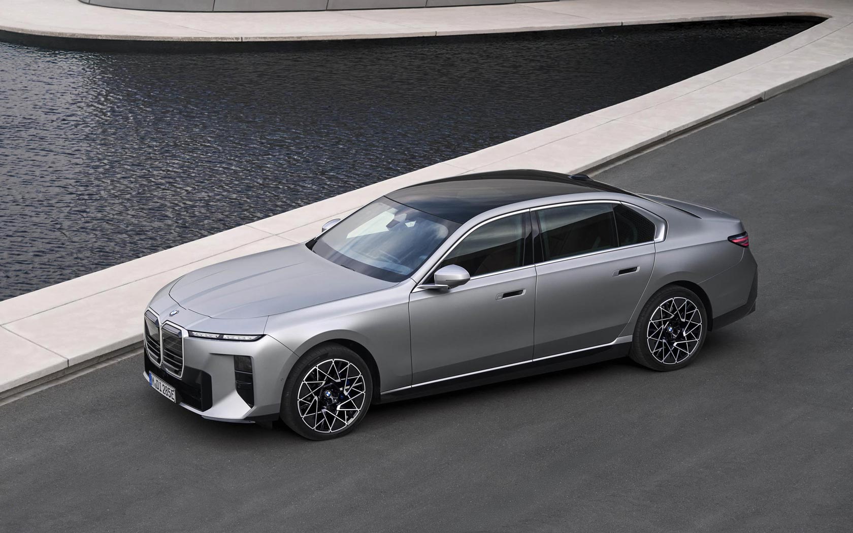 ���� BMW i7 