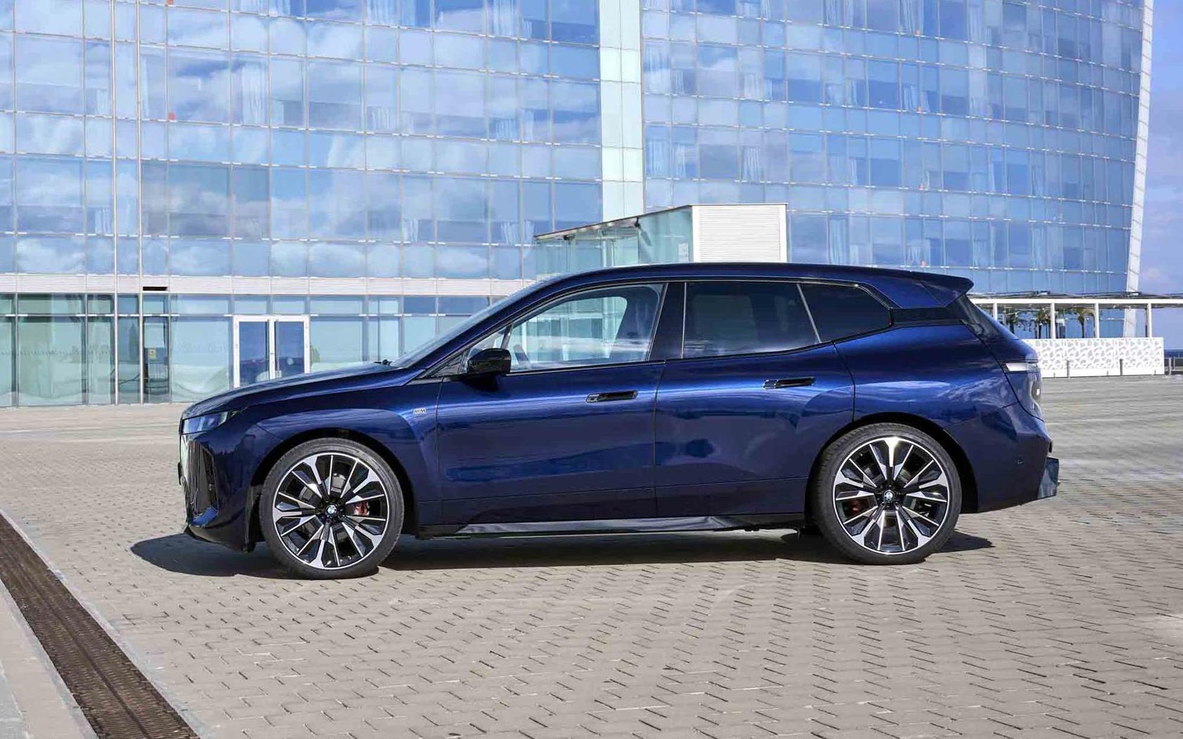  BMW iX M70 