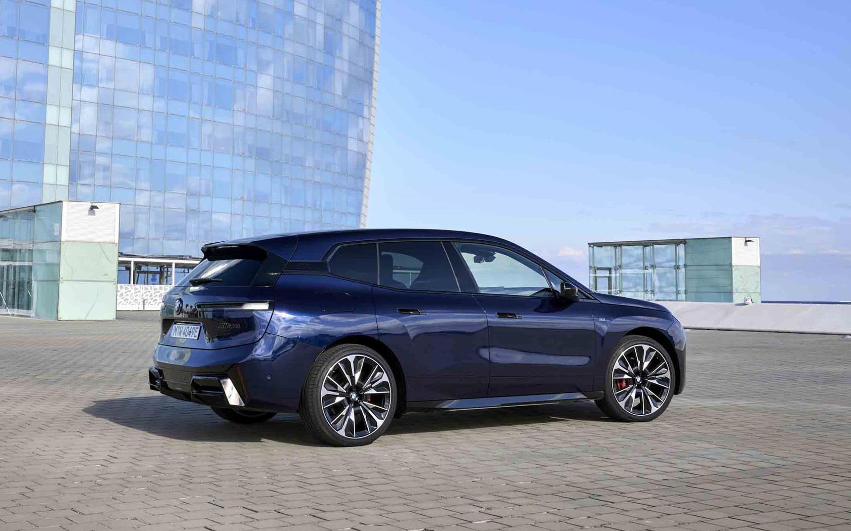  BMW iX M70 
