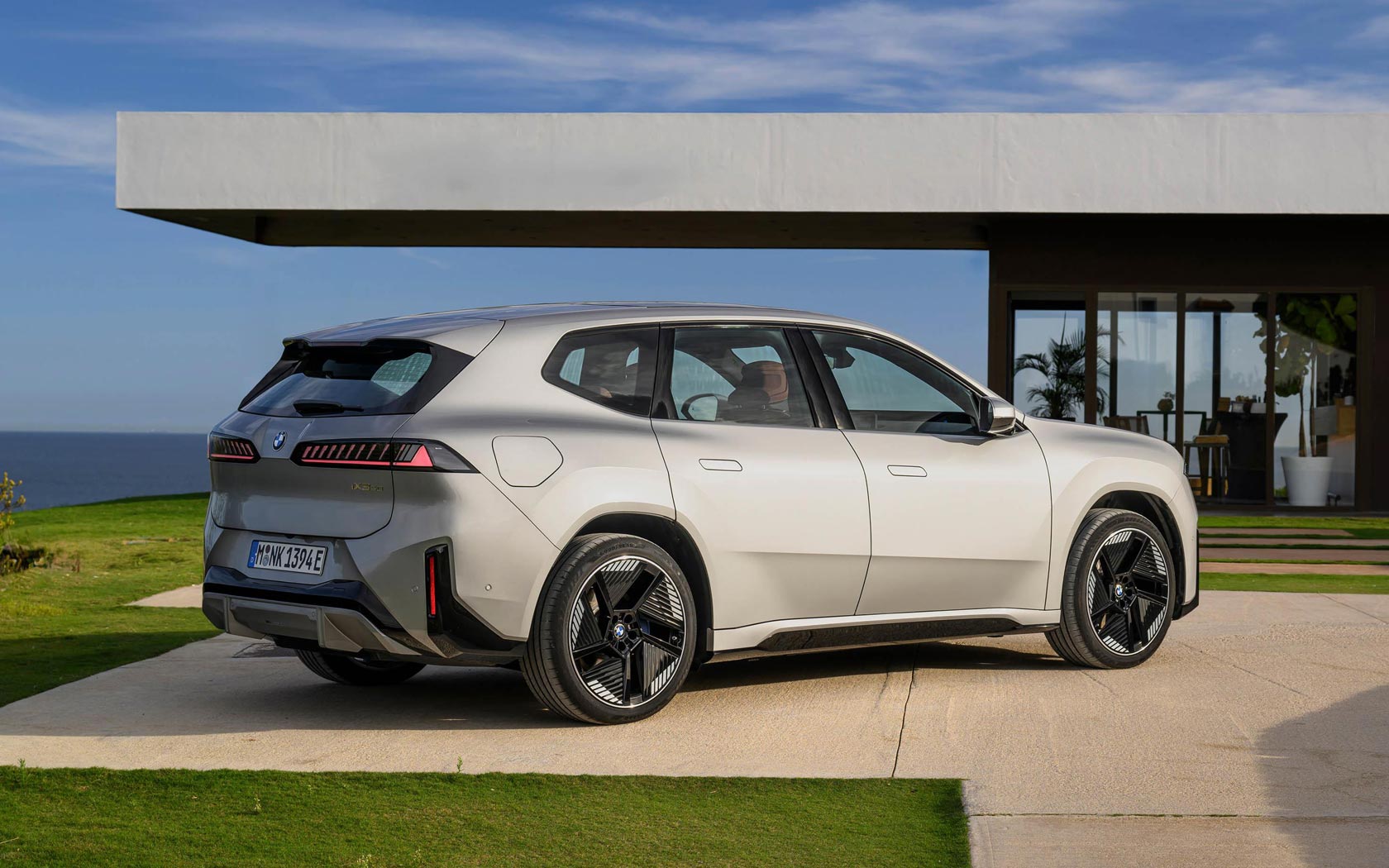 ���� BMW iX3 