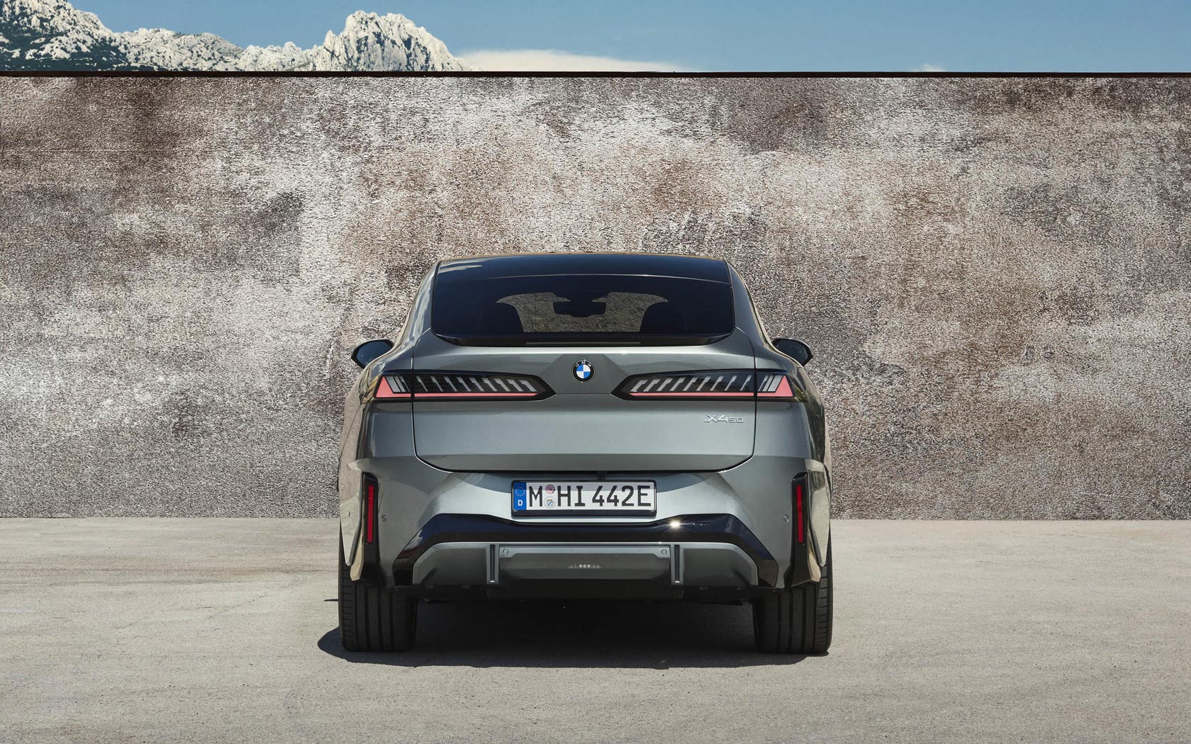 ���� BMW iX4 