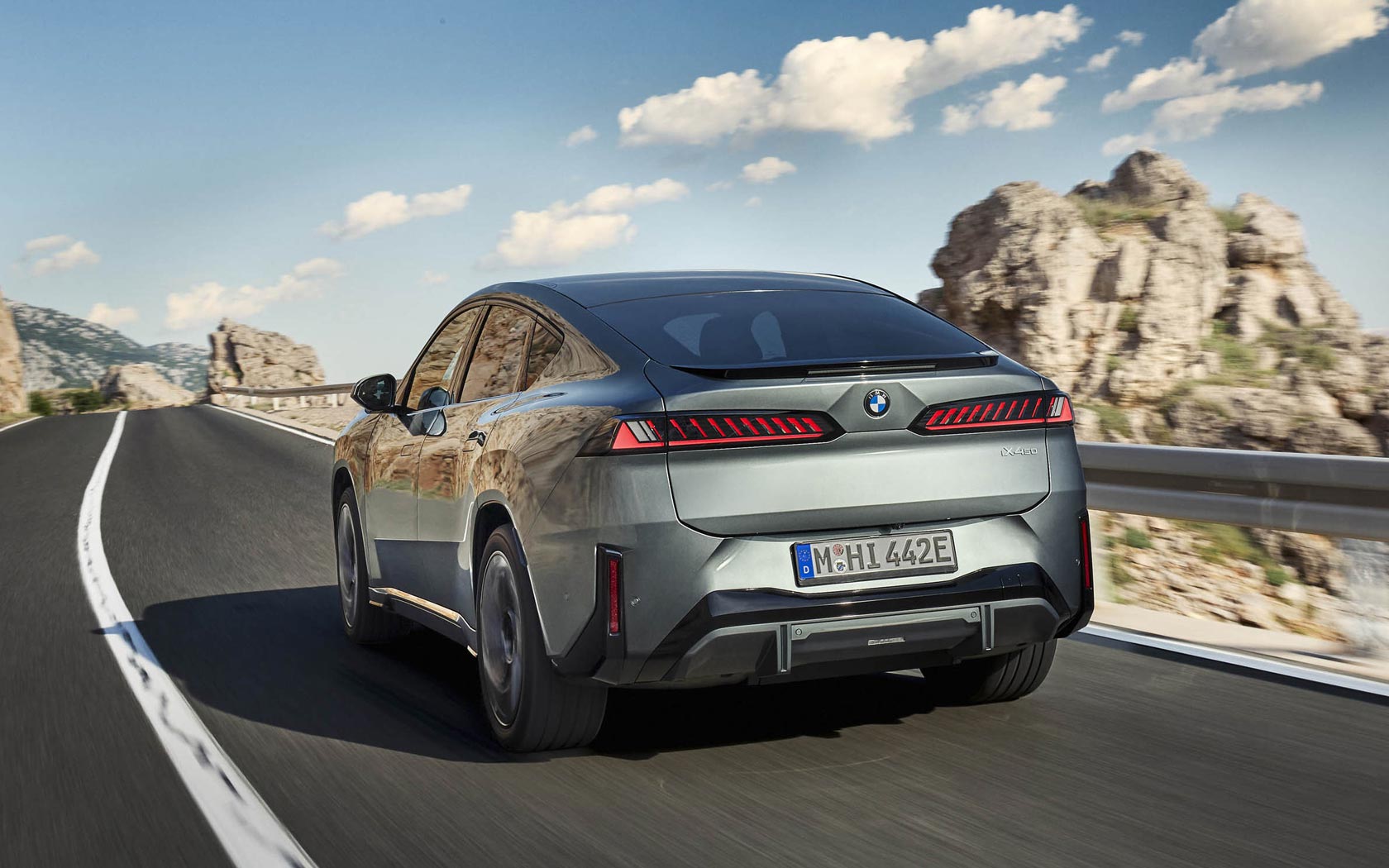 ���� BMW iX4 