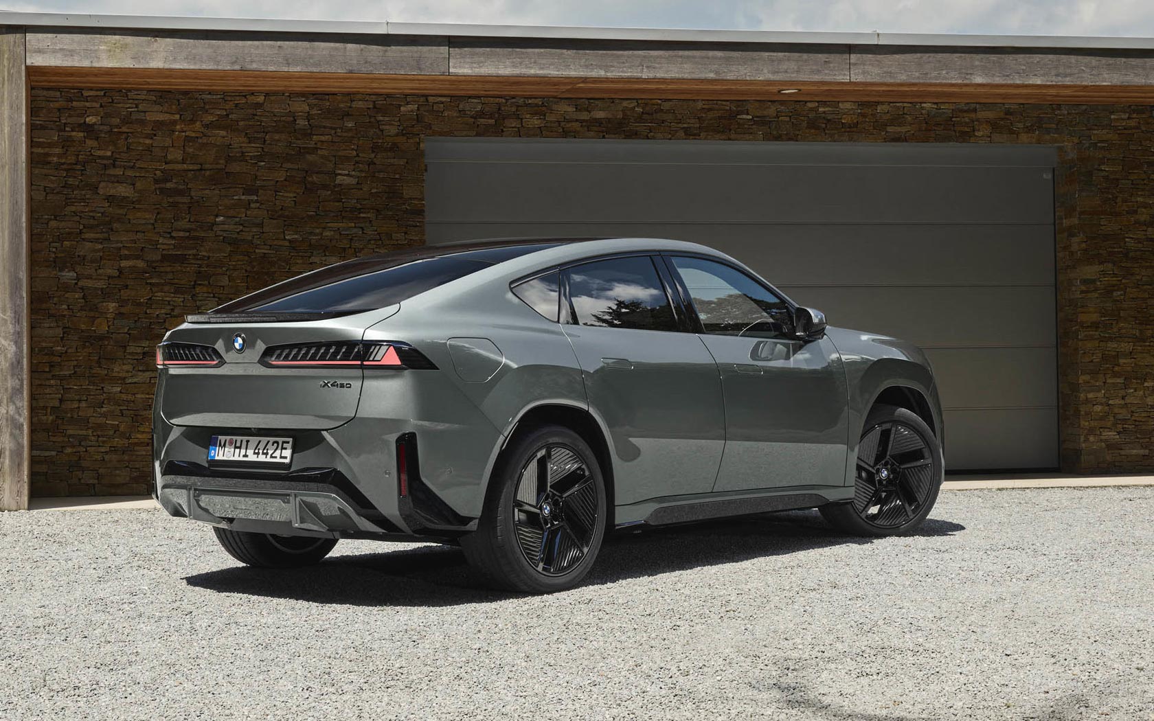 ���� BMW iX4 