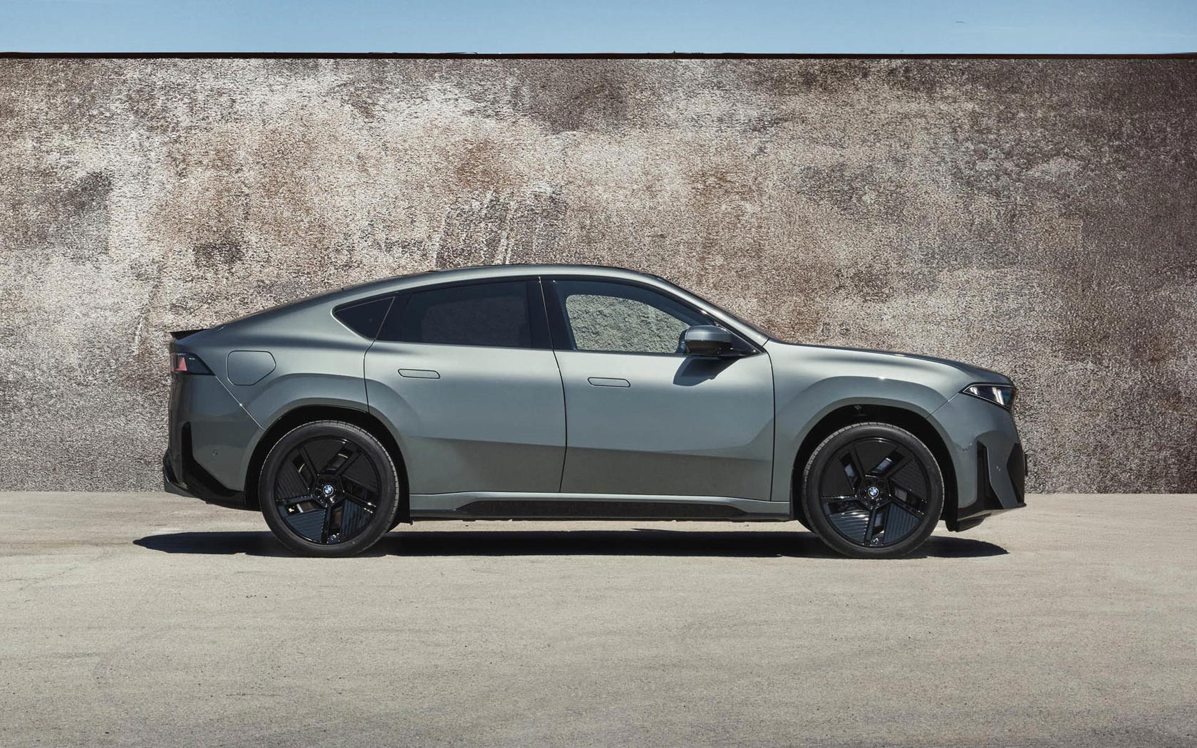 ���� BMW iX4 