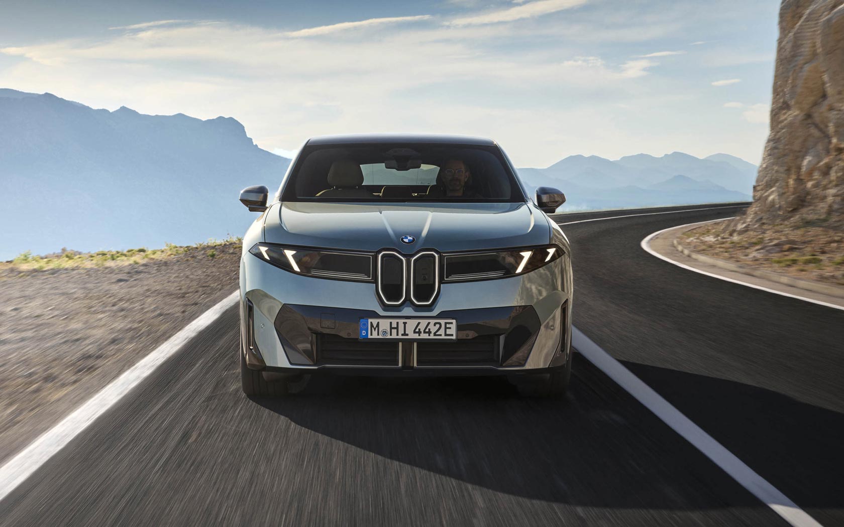 ���� BMW iX4 